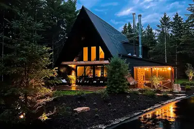Image de A-Frame in the woods\n3-bedroom with loft in delightful Fish Creek with WiFi, Ac