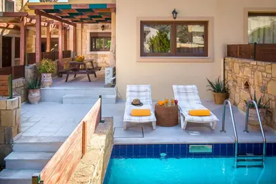 Elia 6, cozy two-level maisonette, private pool, close to Heraklion