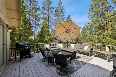 Image de New! Whispering Pines Retreat by Yosemite Region Resorts
