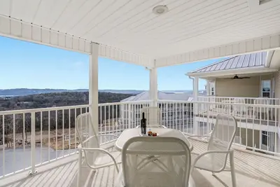 Image de Community Pool-Mini Golf-Table Rock Access @ Kim City Condo- Free Tickets