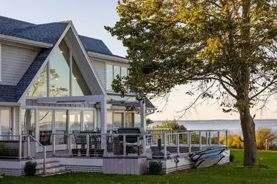 Image de Waterfront Hampton Bays Home, private beach, outdoor deck, perfect for families