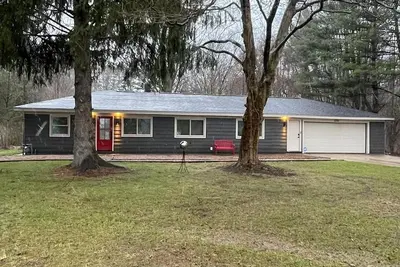 Image de The Pines-Pets, across from Ivy center Ec, town!