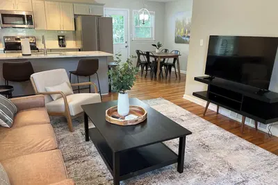 Image de Gorgeous Fenced in Pet Friendly 3 Bdrm Dt Raleigh