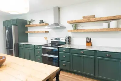 Image de Fenced In|10 Min To Dt|Sleeps 14|Walk In Shower
