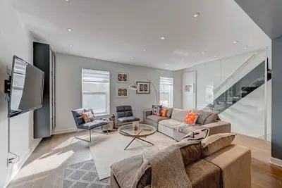 Image de Mtl Townhouse- 3 bdr in the heart of the city