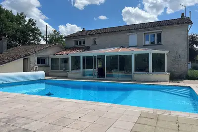 Image de Tranquil House with large pool, set in private garden