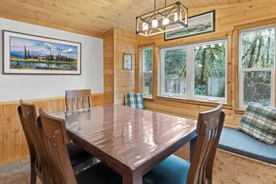 Image de Cedar Cabin at Rainier Entrance w/ Hot Tub and Cinema