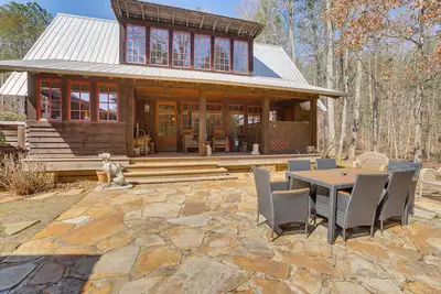 Image de Dock, Canoe & Patio: Lakeside Cottage in Alabama