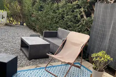 Image de Joli studio Rez de jardin au calme situé proche du port et de petits commerces.