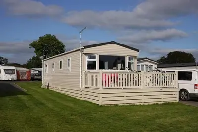 Image de Caravan with decking at Ashbourne Heights Holiday Park ref 66025tv
