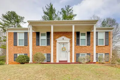 Image de 1 Mi to Dtwn Lynchburg: Charming Family Home!