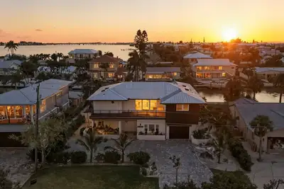 Image de Tipsy Turtle! Canal w/boat lift & walk to beach!