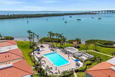 Image de Isla Vista Retreat: Sunset Views & Bay Breezes