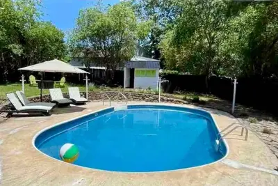 Image de Pool + Hot Tub | Quaint Cottage in heart of Lyh