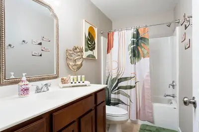 Image de Modern 3 Bedroom townhome, Sleeps 8! 5 minutes to Uncw & Wrightsville beach.