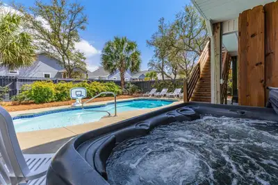 Image de Brand New Listing-Heated Pool!