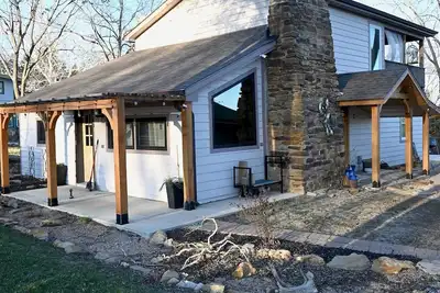 Image de Luxurious Lodge with Hot Tub at Fall River Lake for Family, Hunting or Fishing!