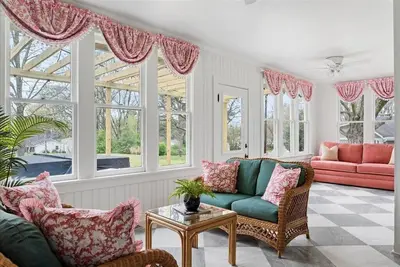 Image de Maud's Manor~Sleeps 16~Downtown~Hot Tub~Speakeasy
