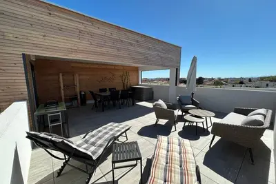 Image de Superbe Appartement T3 Duplex avec petite vue mer et grande terrasse