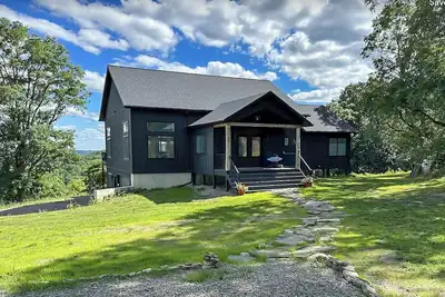 Modern Hilltop Hideaway: \"Spectacular Views and Modern Design Await You! \"