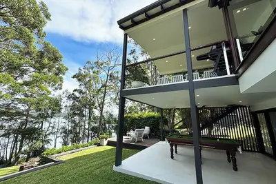 Image de Stunning lakefront retreat on Smiths Lake. Swim, boat, & fish from the backyard!