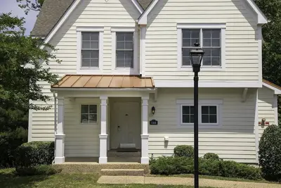 Image de Discover Luxury & Comfort in this Spacious 3-Bedroom Williamsburg Getaway!