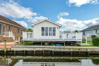 Image de 3-bedroom home in lovely Fenwick Island, Delaware on canal that leads to the bay