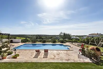 Image de Retraite Rustique avec Piscine et Vue Époustouflante