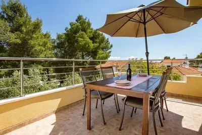 Image de Appartement de deux chambres avec la terrasse et la vue sur le mer Baie Osibova, Brac (A-23774-b)