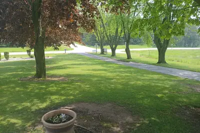 Image de 5 min from Road America. Great yard and plenty of parking