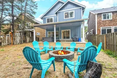 Image de Dory Haven-New! 5 bedrooms, hot tub, walk to beach. 4 king beds!