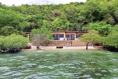 Image de 4-Bedroom Beach House with Private Pool