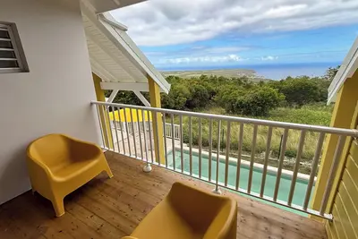 Image de Ce duplex vous offre une vue sur mer depuis sa terrasse suspendue.