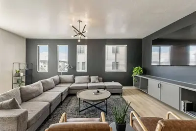 Image de New! Onyx Oasis | 2 Car Garage | Tv | Central