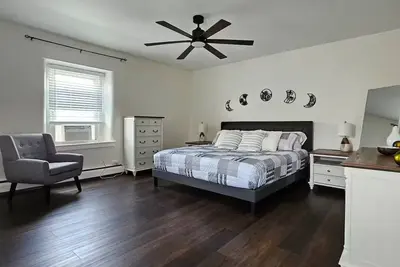 Image de Cozy & Modern 3-Bed Retreat: 8 Mins to Bridge St.