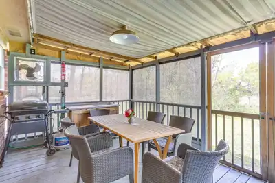 Image de 6 Mi to Ellen Trout Zoo: Family Home w\/ Yard!