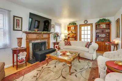 Image de Walk to Detroit Zoo: Home w/ Sunroom & Patio!