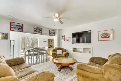 Image de 2 Mi to Road America: Pet-Friendly Duplex!
