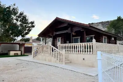 Image de Dream cabin with outdoor Jacuzzi and barbecue.