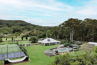 Image de Secluded acerage with floodlit tennis and basketball courts, pool, firepit and beautiful homestead
