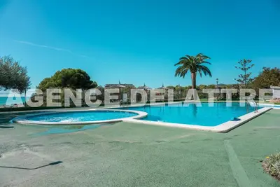 Image de Dans résidence calme à 20m des plages naturelles : Appartement 2 chambres. 2 Piscines. Grand Barbecue. Parking.