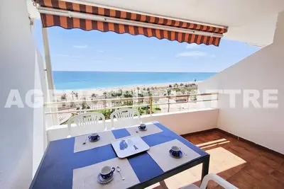 Appartement face mer dans résidence avec commerce. Une chambre, Piscine, Ascenseur. Parking privé 