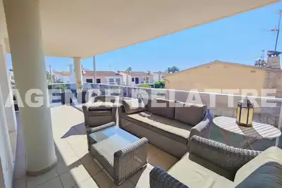 Image de Appartement proche de la mer, 3 pièces, Wifi, climatisation, piscine, parking souterrain.