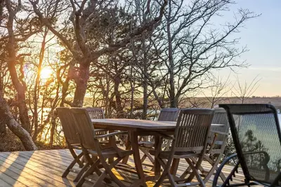 Image de Waterfront Home w/ Guest Cottage