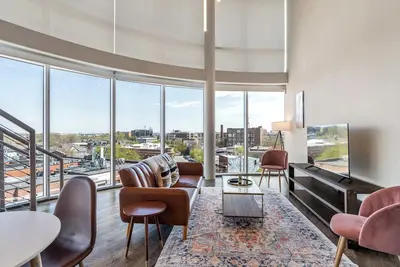 Image de CozySuites - Penrose on Mass w/ pool & parking #4