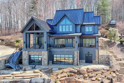 Image de Endless Sunsets By Chatuge Home Concierge<br>private boat dock with covered boat slip and sun deck, bar, fire pit, pool table, kayaks