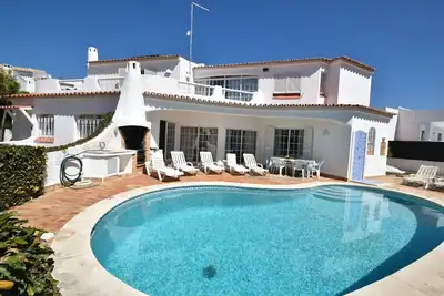 Image de Fabulous Villa with Private Swimming Pool, 10 minute walk to the beach.