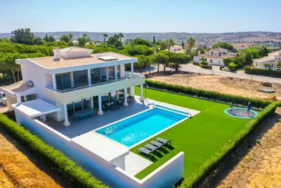 Vila Rica - stunning new villa with private pool. 7 minutes from amazing beaches