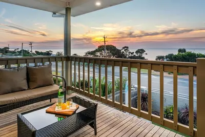 Image de Shoreline Sanctuary | 180° Views | Spa | Tennis