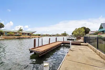 Image de Canal view • Fire pit • Pet friendly • Private Jetty • Spacious Yard